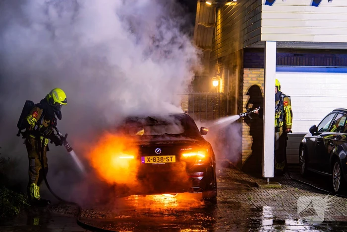 Brand in auto naast woning geblust