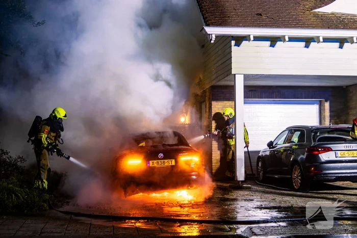Brand in auto naast woning geblust