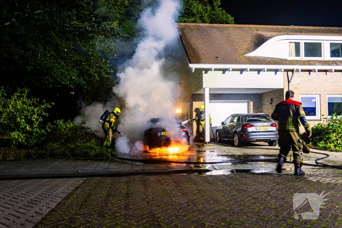 Brand in auto naast woning geblust