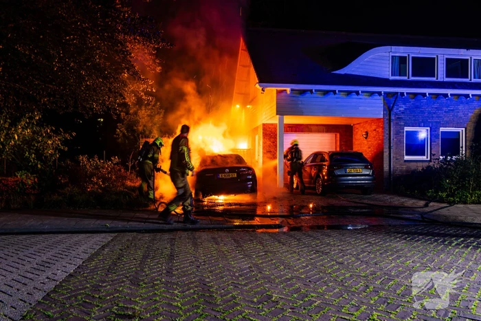 Brand in auto naast woning geblust