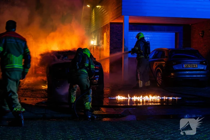 Brand in auto naast woning geblust