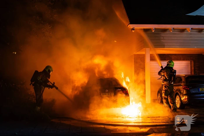 Brand in auto naast woning geblust