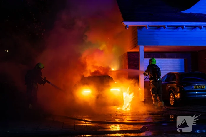Brand in auto naast woning geblust
