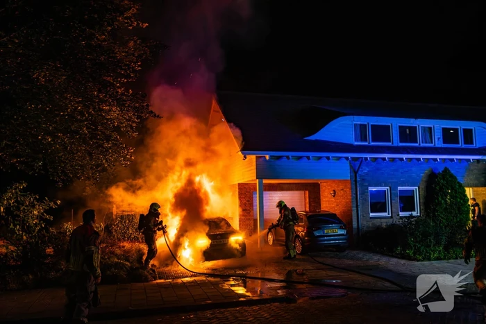Brand in auto naast woning geblust