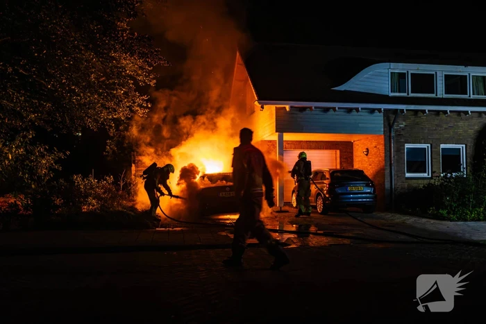 Brand in auto naast woning geblust