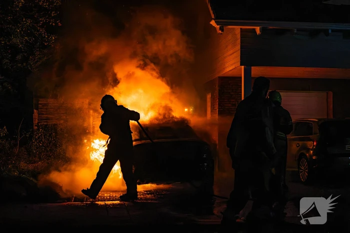 Brand in auto naast woning geblust