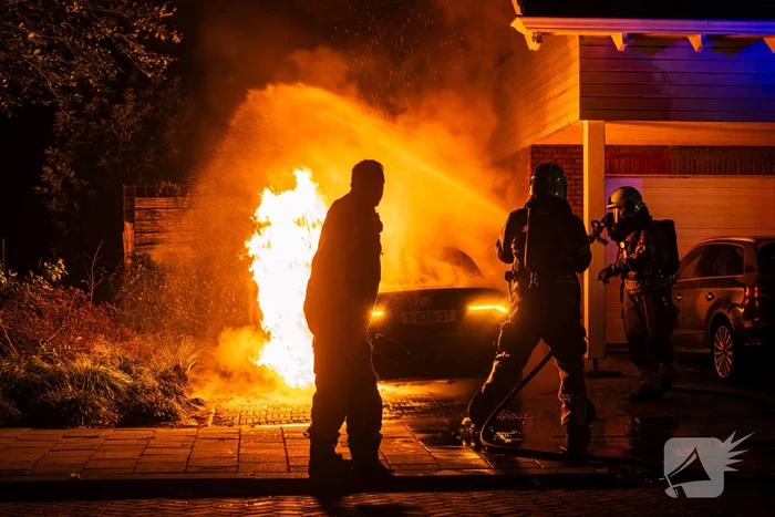 Brand in auto naast woning geblust