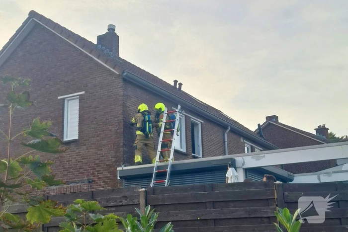 Brandweer sloopt muur om bij brandhaard te komen