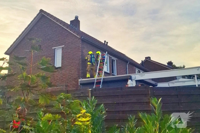 Brandweer sloopt muur om bij brandhaard te komen