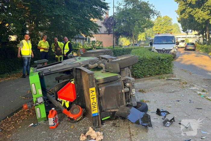 Botsing tussen maaier en bestelbus leidt tot ongeval