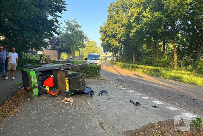 Botsing tussen maaier en bestelbus leidt tot ongeval