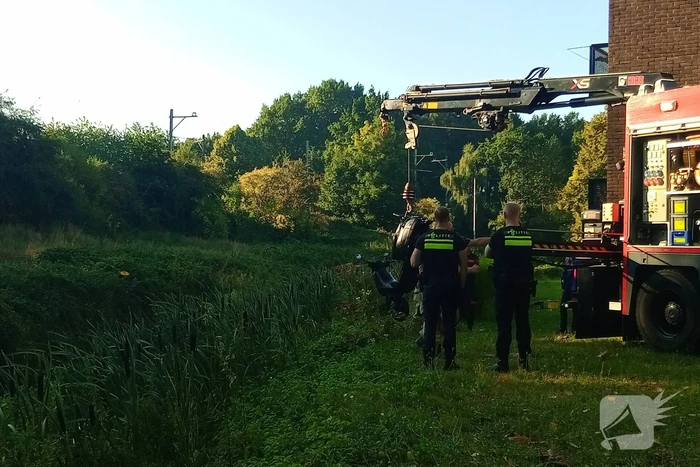 Brandweer haalt scooter boven water