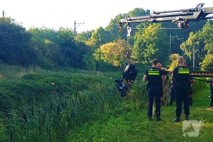 Brandweer haalt scooter boven water