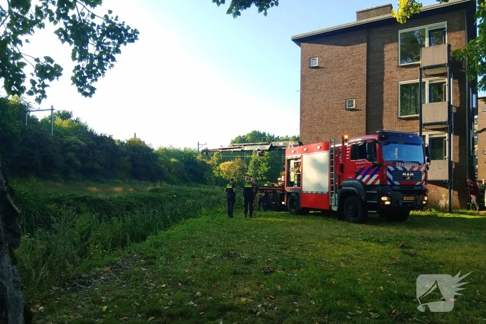 Brandweer haalt scooter boven water