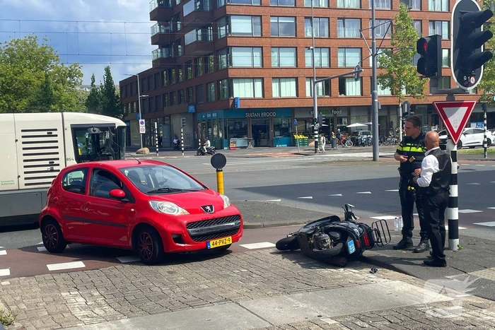 Aanrijding leidt tot hoofdletsel scooterrijdster