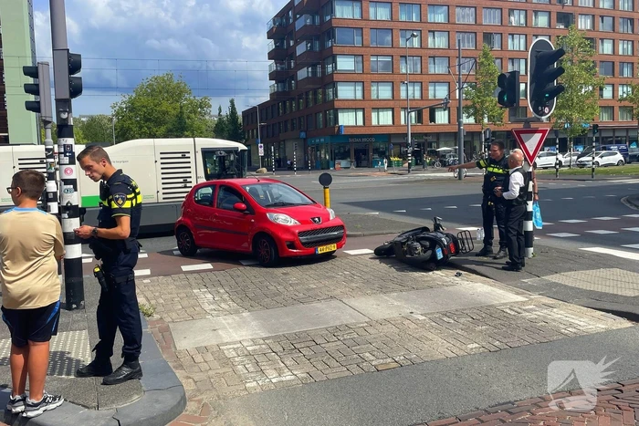 Aanrijding leidt tot hoofdletsel scooterrijdster
