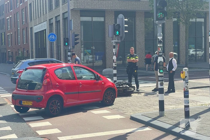 Aanrijding leidt tot hoofdletsel scooterrijdster