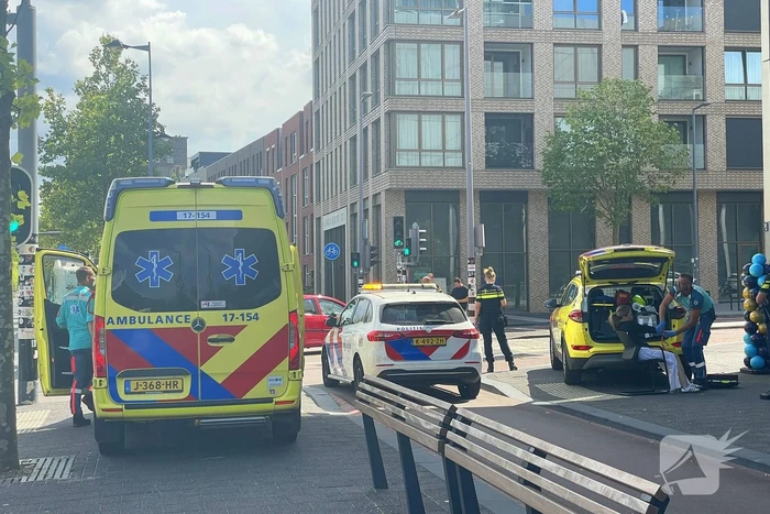 Aanrijding leidt tot hoofdletsel scooterrijdster