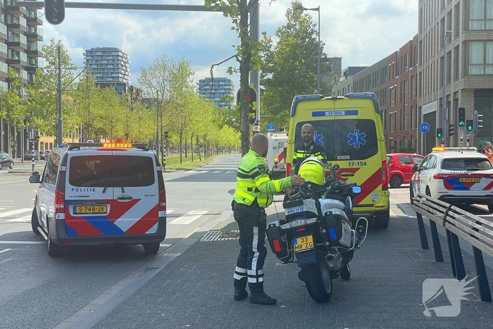 Aanrijding leidt tot hoofdletsel scooterrijdster