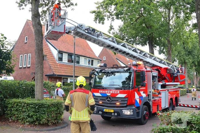 Gevaarlijke tak in boom verwijderd door brandweer