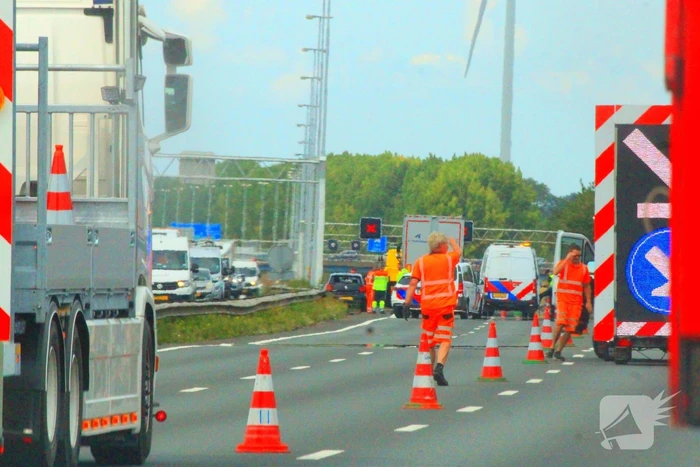 Rijstroken afgesloten na botsing met vrachtwagen