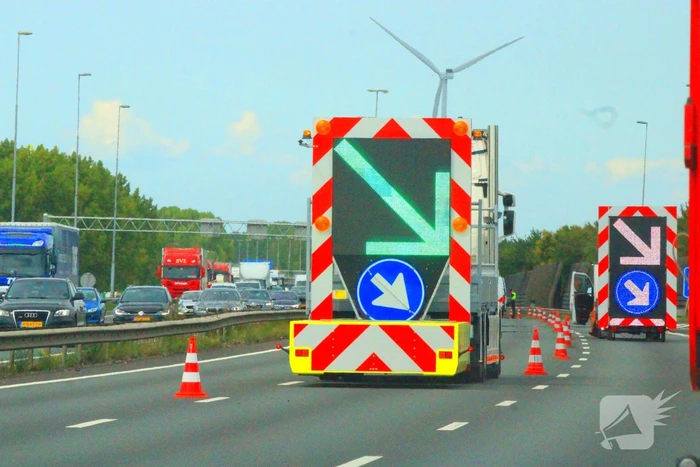 Rijstroken afgesloten na botsing met vrachtwagen