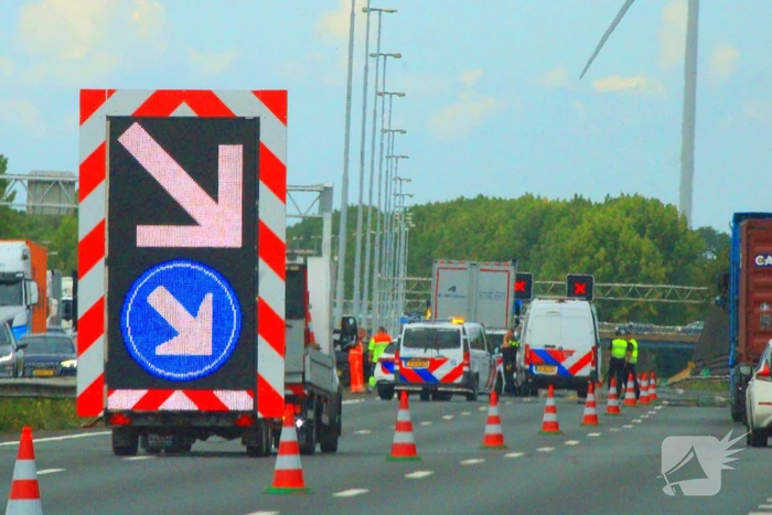 Rijstroken afgesloten na botsing met vrachtwagen