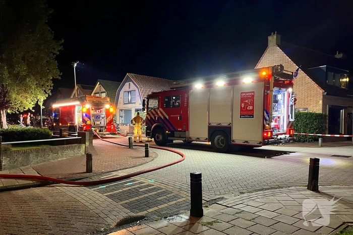 Brandweer schaalt op bij schuurbrand in nachtelijke uren