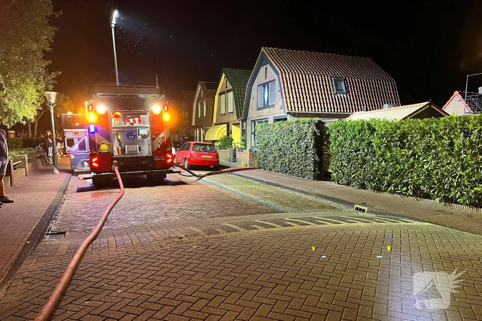 Brandweer schaalt op bij schuurbrand in nachtelijke uren