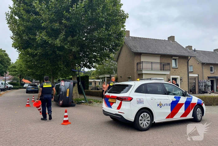 Auto botst tegen lantaarnpaal