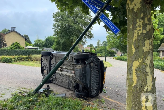 Auto botst tegen lantaarnpaal
