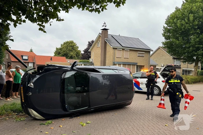 Auto botst tegen lantaarnpaal