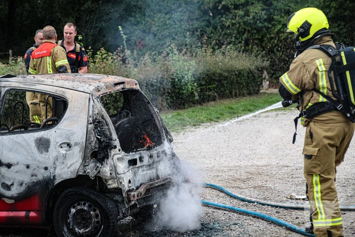 Auto volledig verwoest door brand