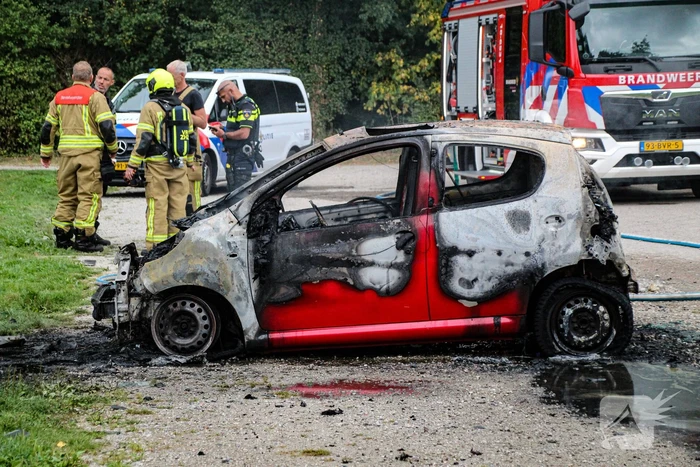 Auto volledig verwoest door brand