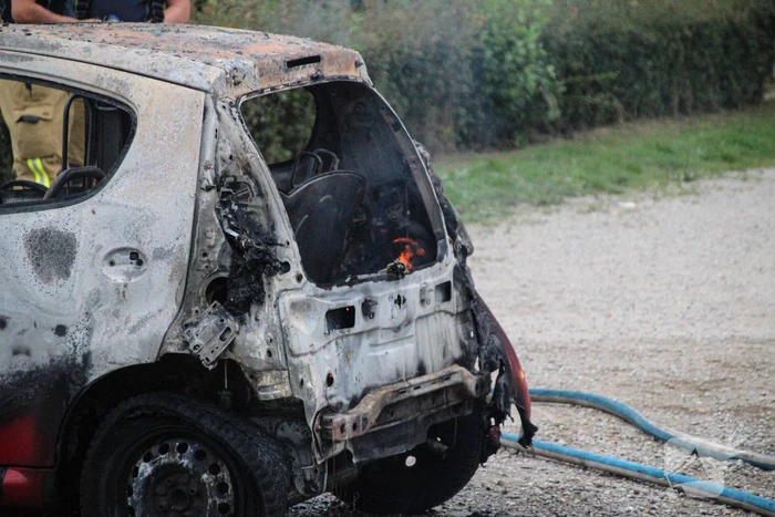 Auto volledig verwoest door brand