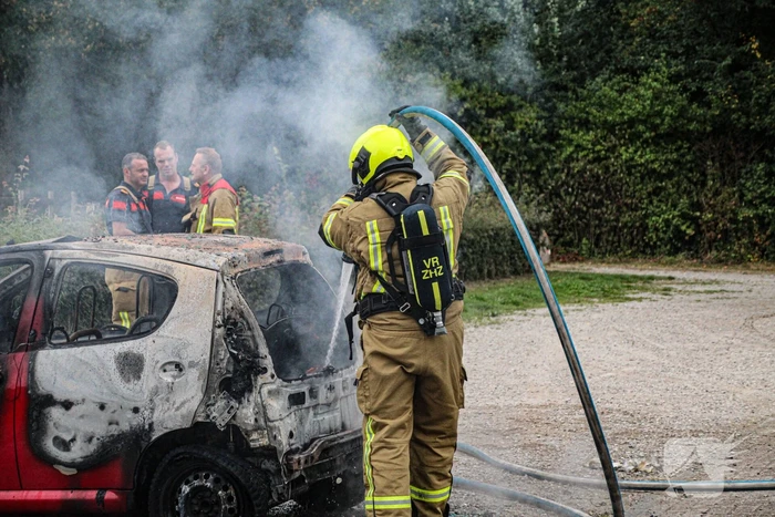Auto volledig verwoest door brand
