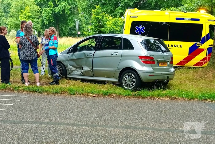 Ongeval tussen twee personenauto's door voorrangsfout