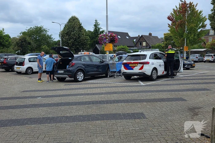 Brommobiel botst op geparkeerde auto