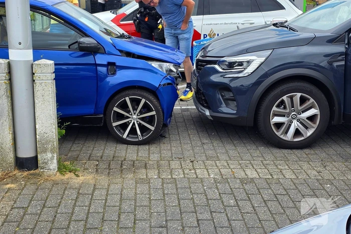Brommobiel botst op geparkeerde auto