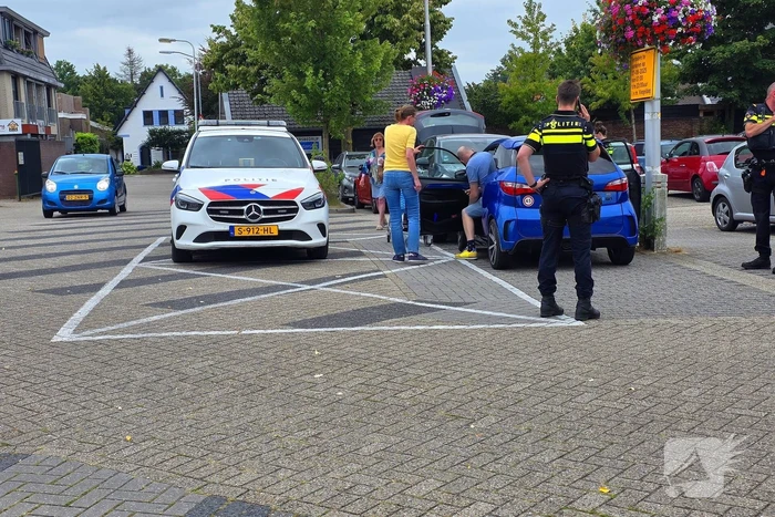 Brommobiel botst op geparkeerde auto