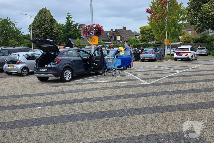 Brommobiel botst op geparkeerde auto