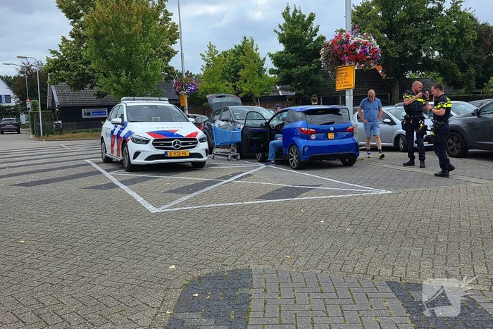 Brommobiel botst op geparkeerde auto