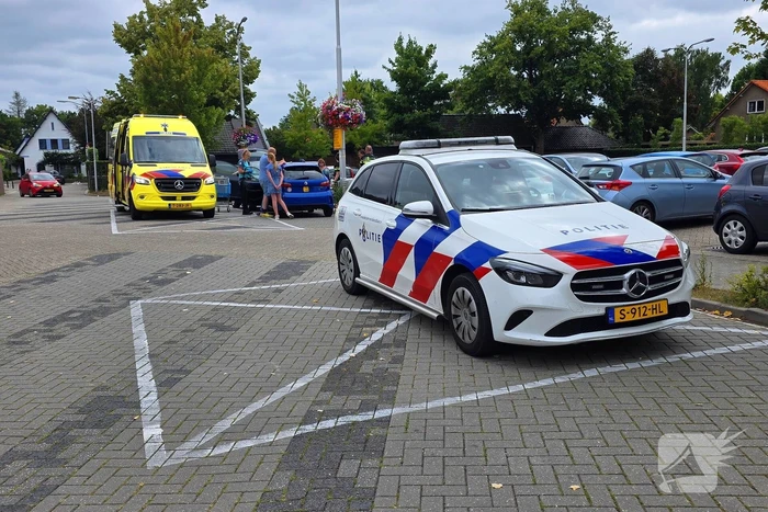 Brommobiel botst op geparkeerde auto