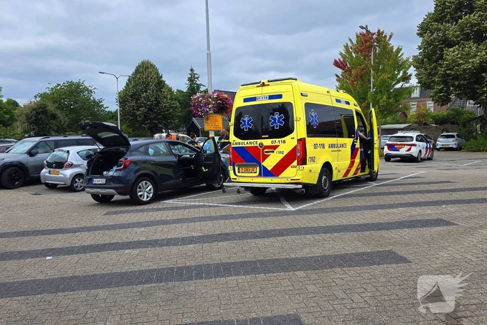 Brommobiel botst op geparkeerde auto