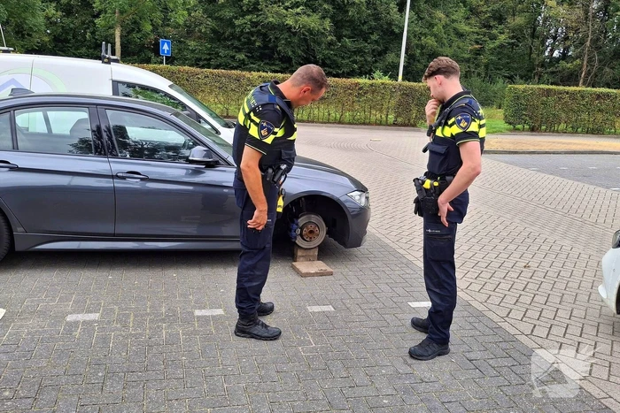 Politie onderzoekt auto zonder voorwiel