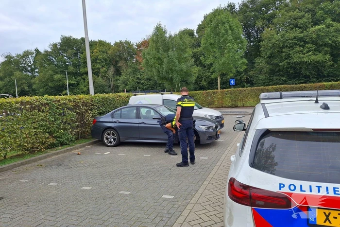Politie onderzoekt auto zonder voorwiel