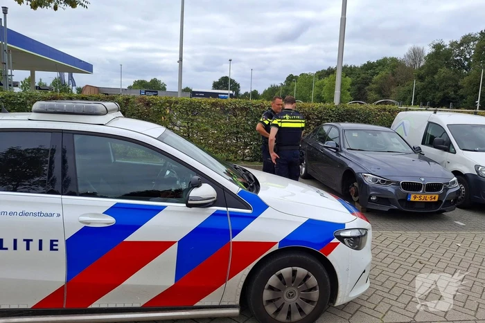 Politie onderzoekt auto zonder voorwiel