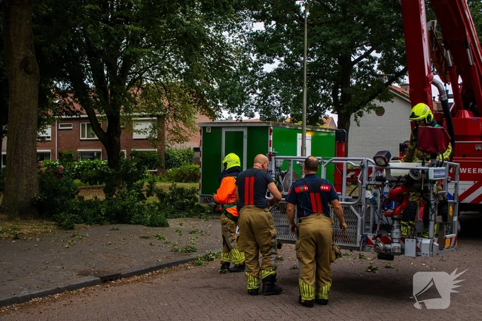 Brandweer verwijdert loshangende takken