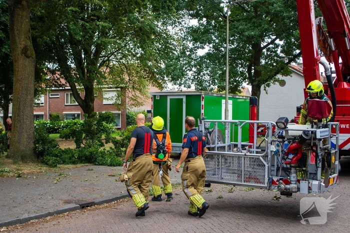 Brandweer verwijdert loshangende takken