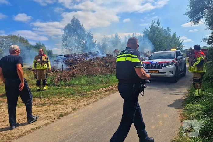 Stapel gesnoeid hout in brand